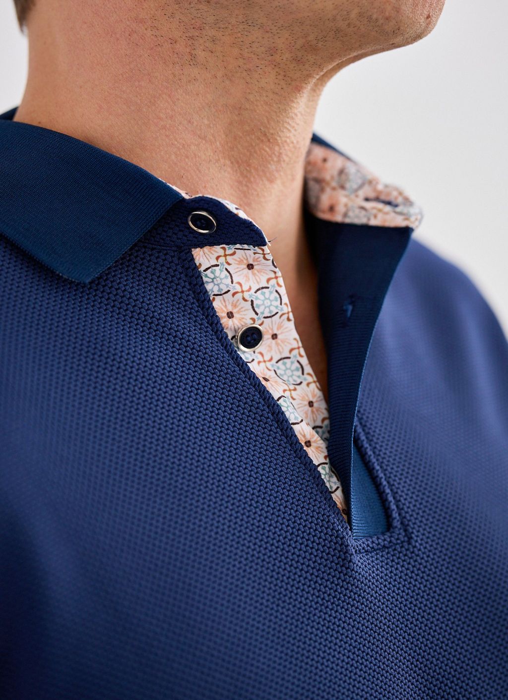 Pebble Jacquard Stretch Polo — Geometric Contrast Inner Collar Detail, Metal-Rimmed Buttons