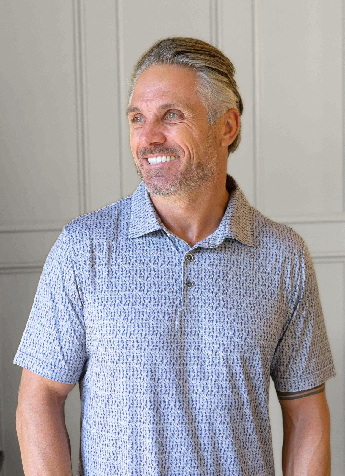 Short Sleeve Stretch Polo — Circle Pattern, Soft Smooth Fabric, Metal-Rimmed Buttons