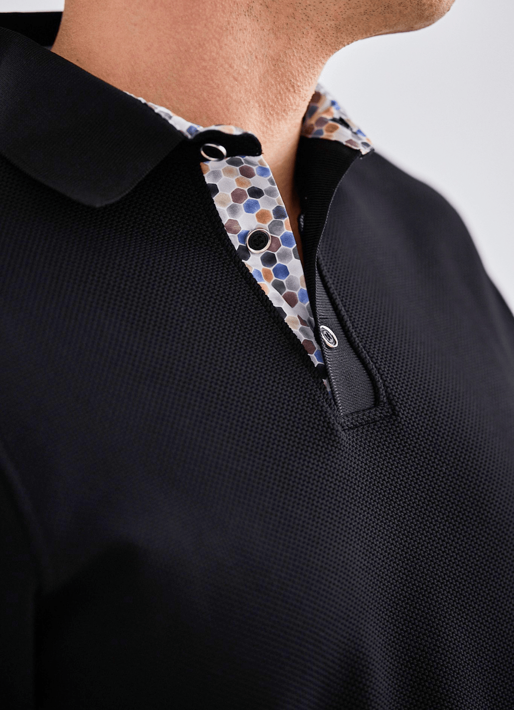 Pebble Jacquard Stretch Polo — Hexagon Contrast Inner Collar Detail, Metal-Rimmed Buttons