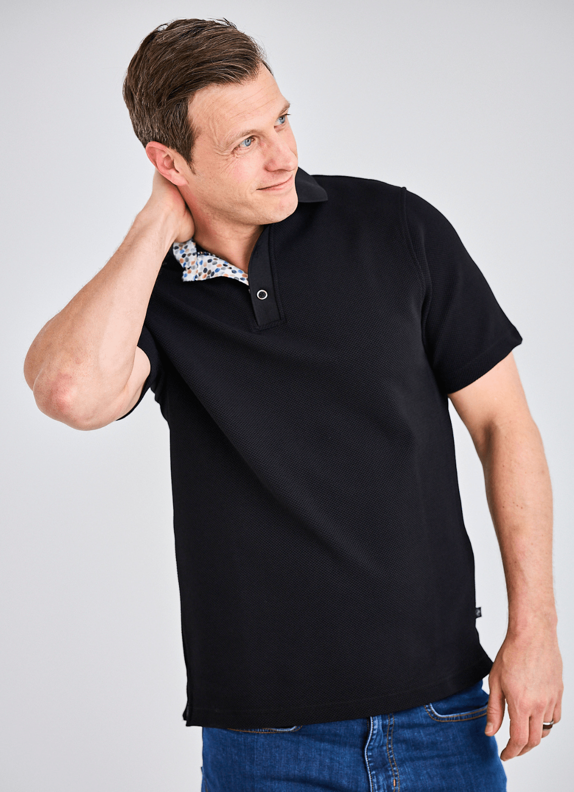 Pebble Jacquard Stretch Polo — Hexagon Contrast Inner Collar Detail, Metal-Rimmed Buttons