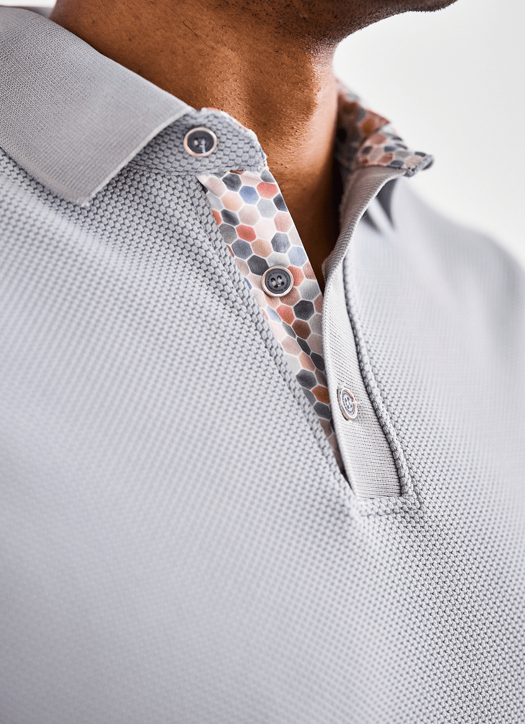 Pebble Jacquard Stretch Polo — Hexagon Contrast Inner Collar Detail, Metal-Rimmed Buttons