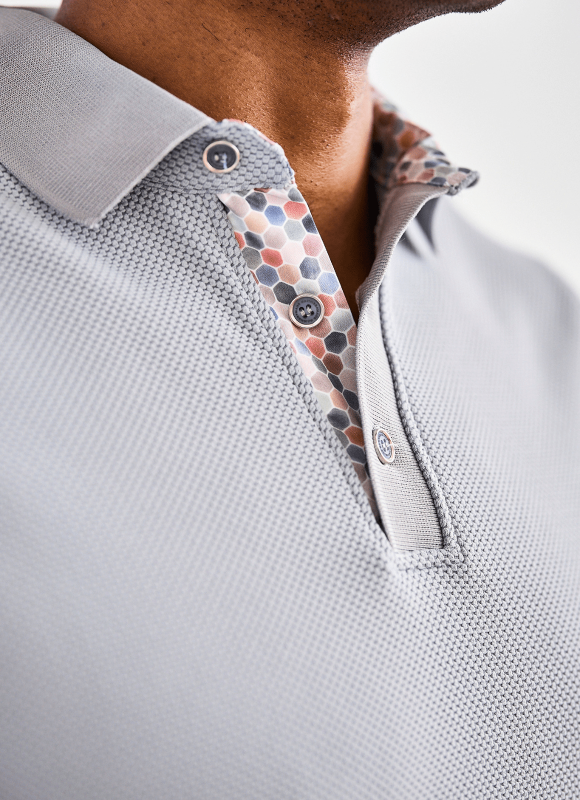 Pebble Jacquard Stretch Polo — Hexagon Contrast Inner Collar Detail, Metal-Rimmed Buttons