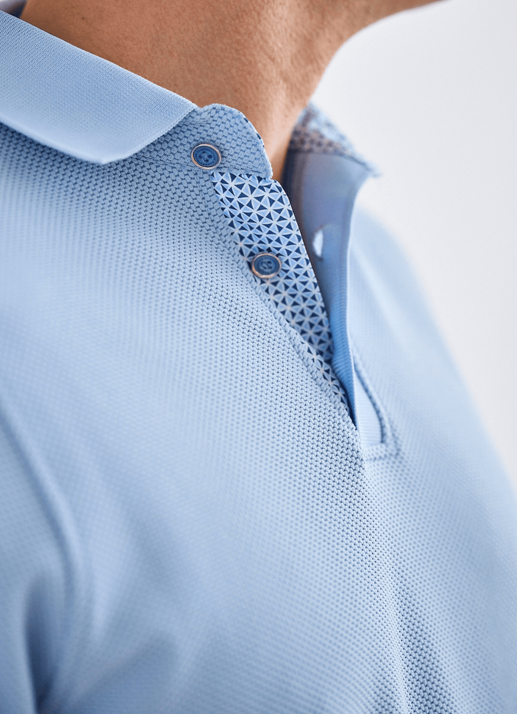 Pebble Jacquard Stretch Polo — Geometric Contrast Inner Collar Detail, Metal-Rimmed Buttons