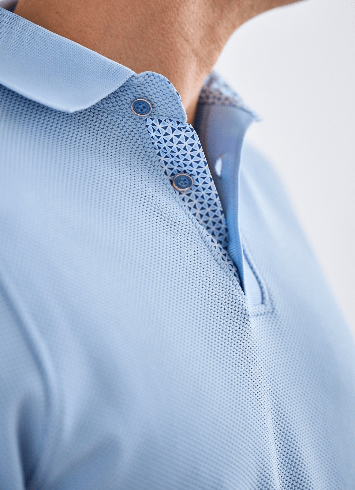 Pebble Jacquard Stretch Polo — Geometric Contrast Inner Collar Detail, Metal-Rimmed Buttons