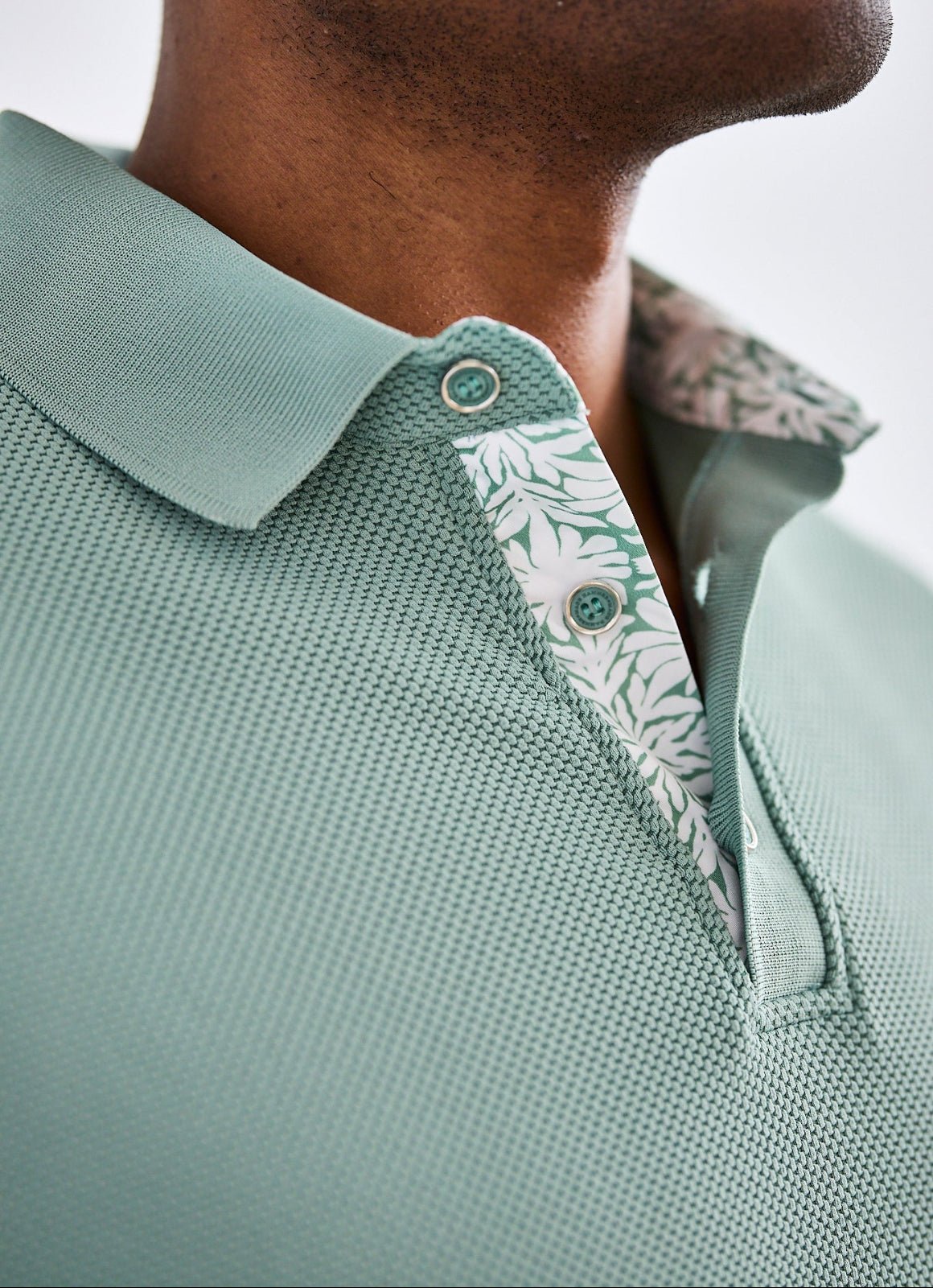 Pebble Jacquard Stretch Polo — Leafy Contrast Inner Collar Detail, Metal-Rimmed Buttons