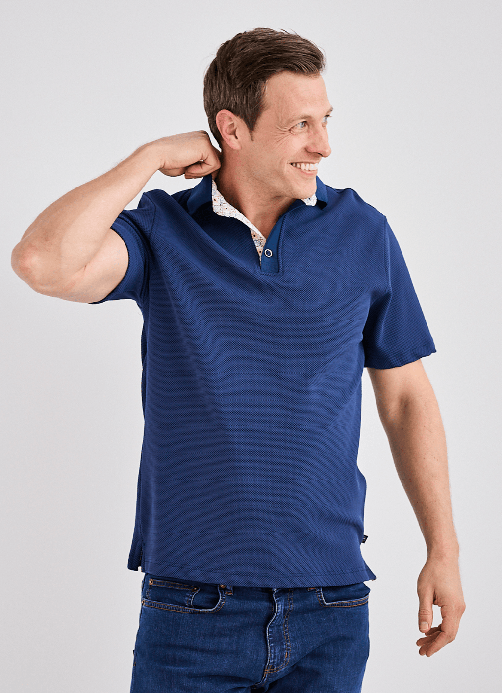 Pebble Jacquard Stretch Polo — Geometric Contrast Inner Collar Detail, Metal-Rimmed Buttons